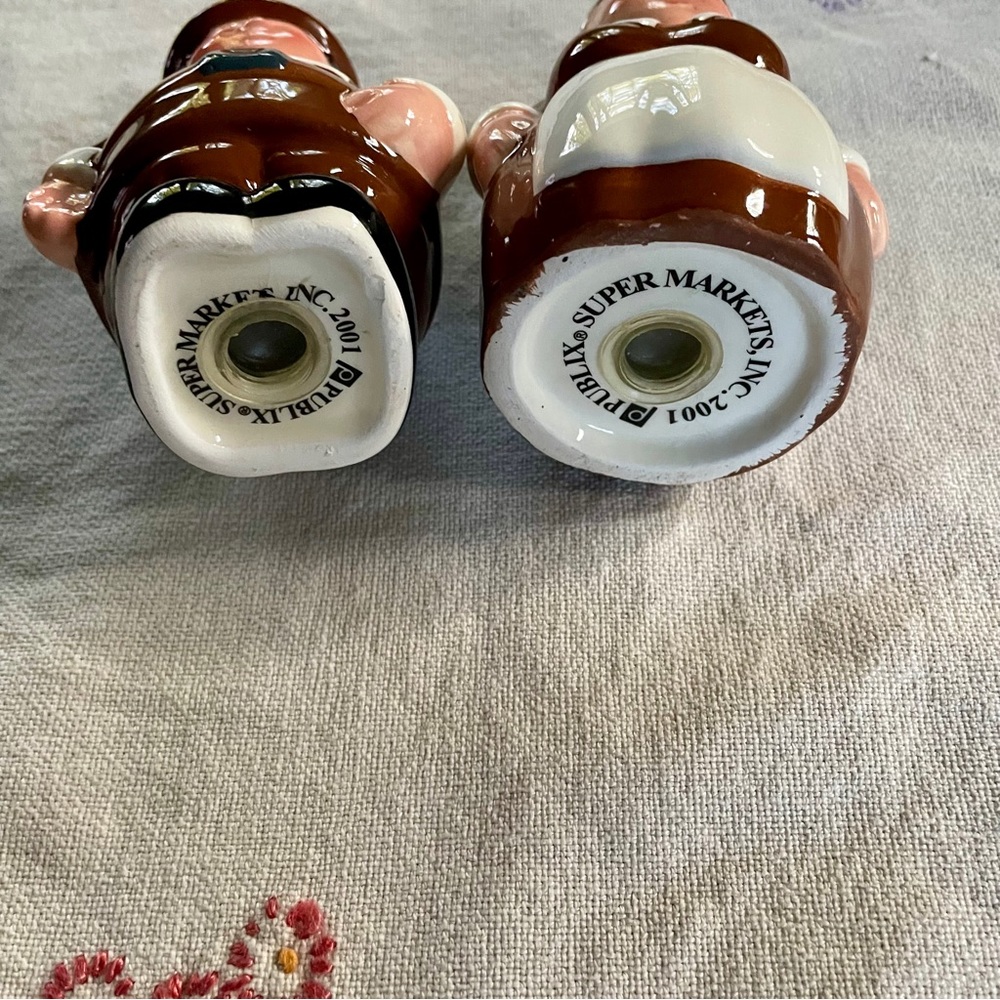 Vintage Publix The Pilgrim Pair Salt and Pepper Shakers. 2001. 4.75" Tall - Picture 4 of 9